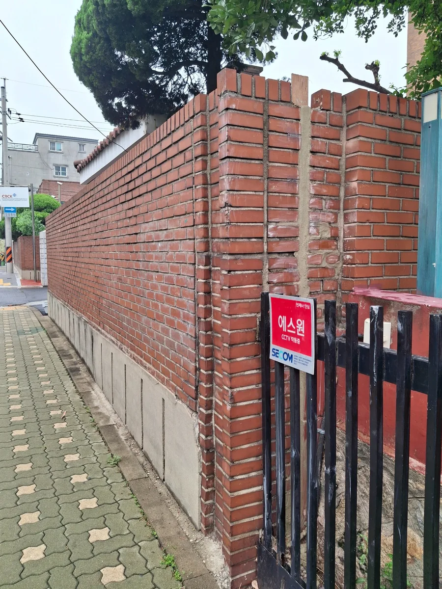 벽돌 담장 벌어짐 연결 보강 후 담장과 출입구 주변을 확인한 상태