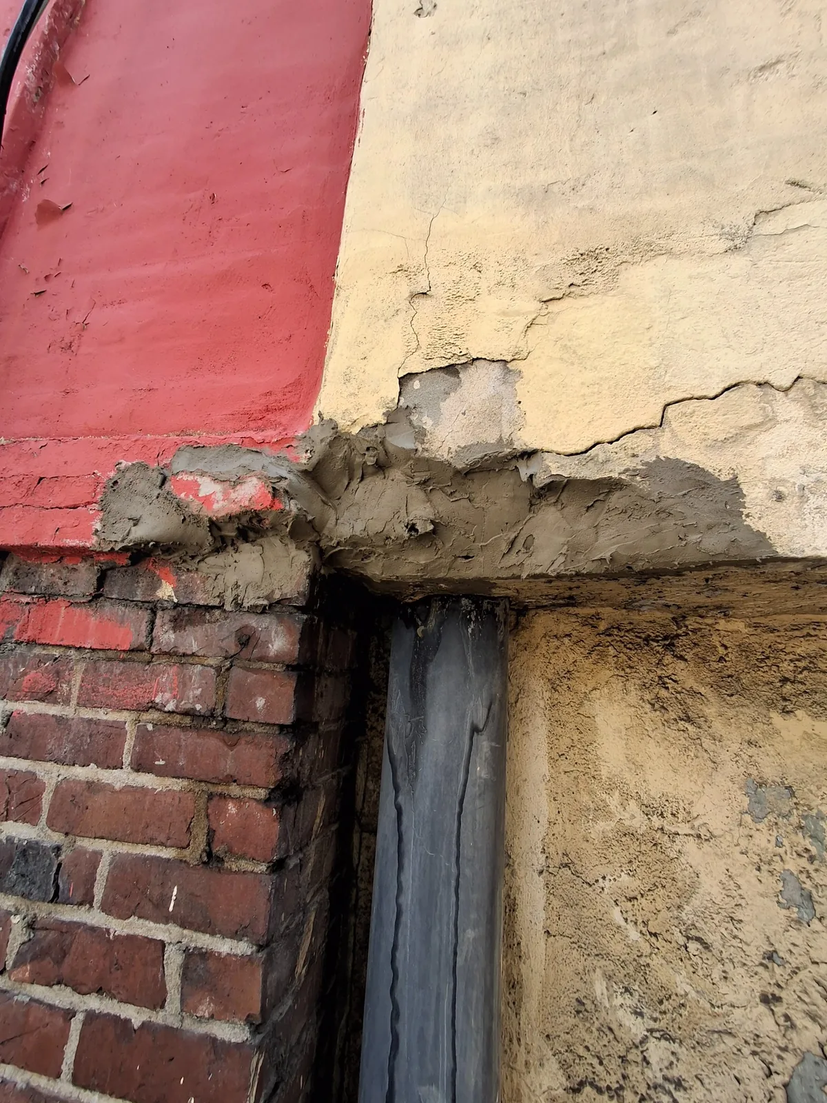 건물외벽보수 중 약한 표면 정리 작업 건물외벽보수 중 약한 표면 정리 작업