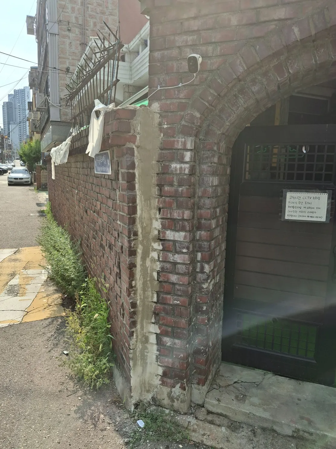 담벼락무너짐보수 후 스텐철근으로 담장과 대문 기둥을 고정하고 시멘트로 마감한 모습