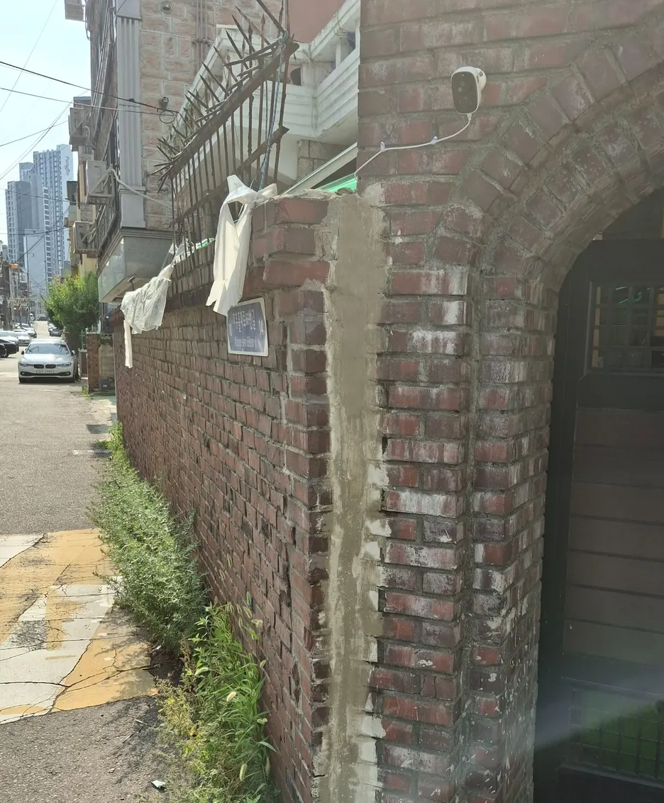 담벼락무너짐보수 후 스텐철근으로 대문 기둥과 담장을 고정하고 시멘트로 마감한 모습