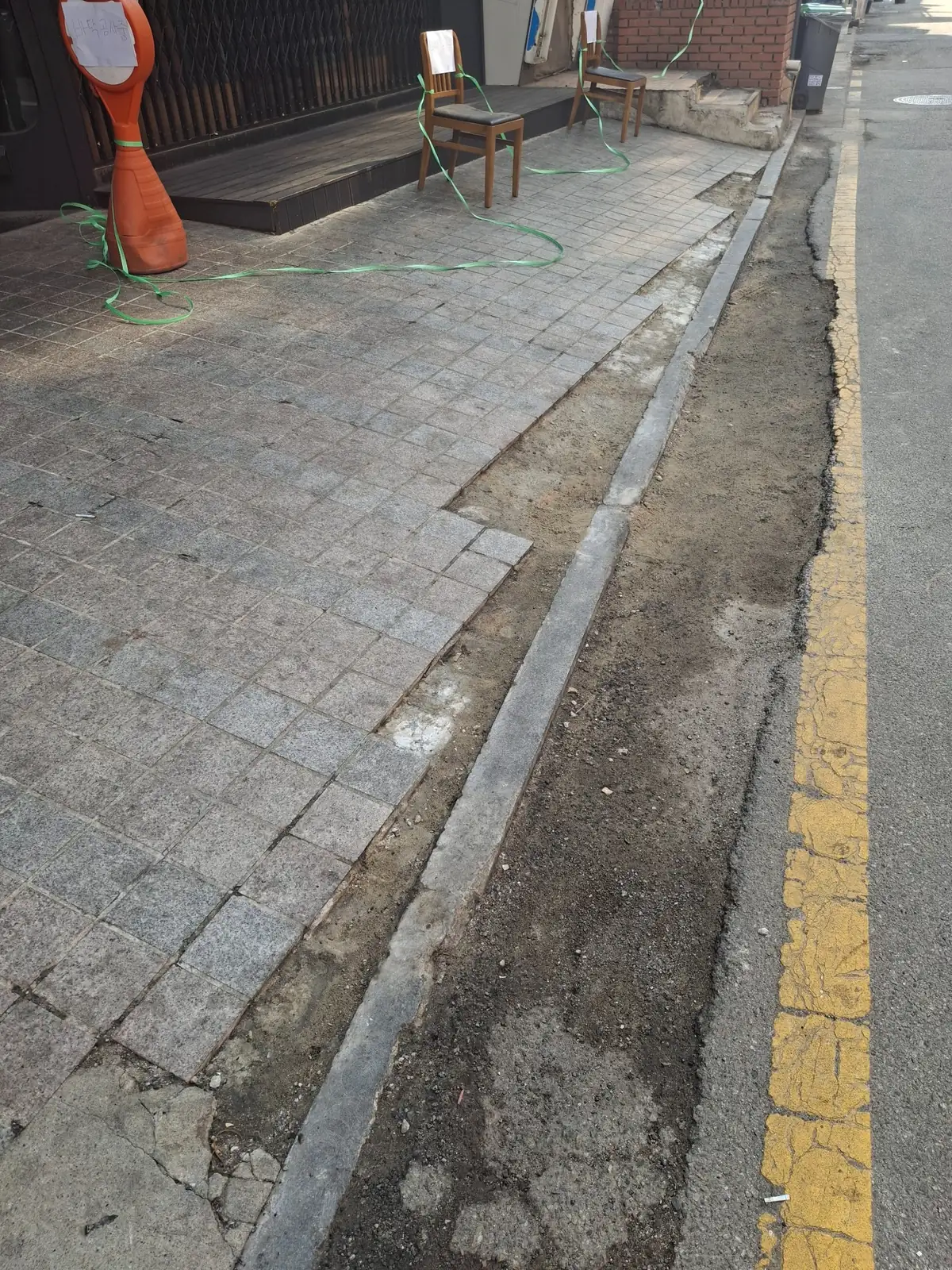 인천 콘크리트보수 시공 전 보도블록과 도로 사이 콘크리트 경계가 길게 깨진 상태