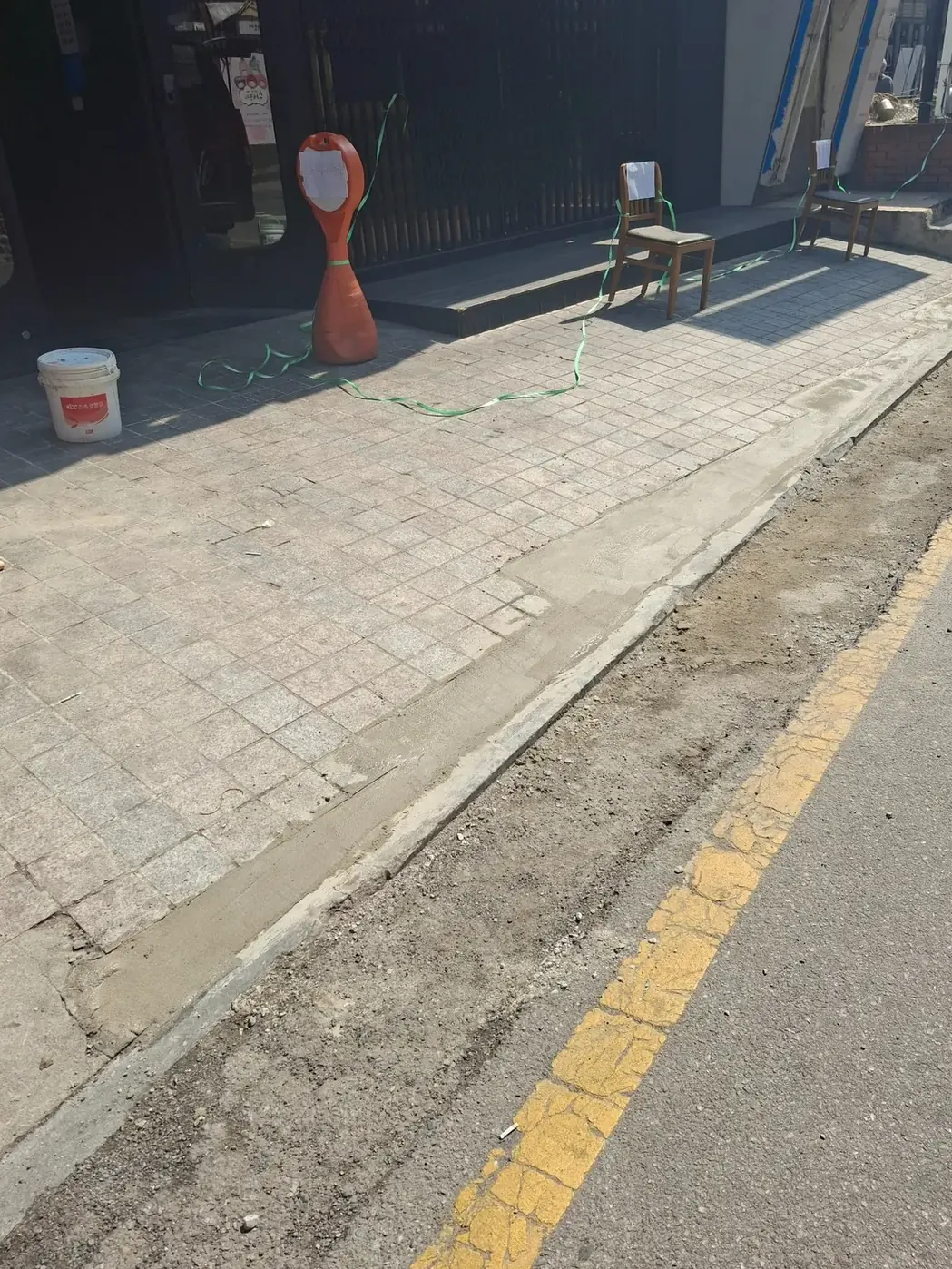 주차장바닥보수 후 포장면 마감이 정리된 사진