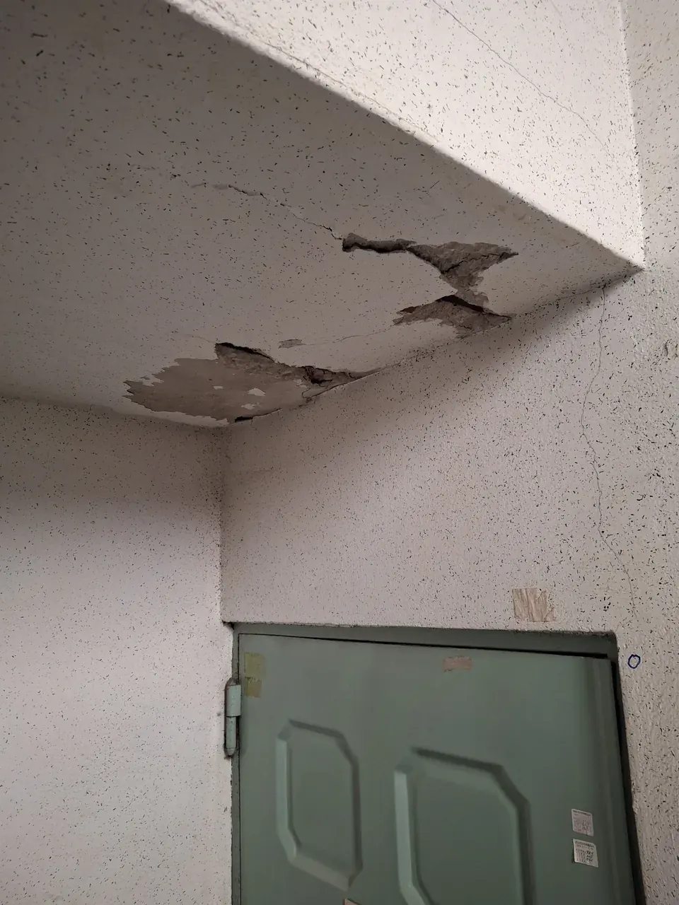 서울 외벽크랙보수 시공 전 균열 사진 서울 외벽크랙보수 시공 전 균열 사진